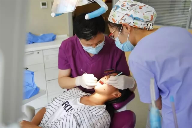 杭州牙科医院医生为山区儿童检查