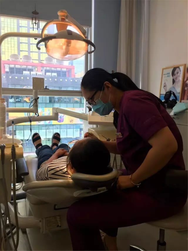 医生为山区儿童检查口腔